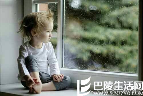 3岁小女孩在家里玩耍(图文无关) 3岁小女孩在家里玩耍(图文无关)