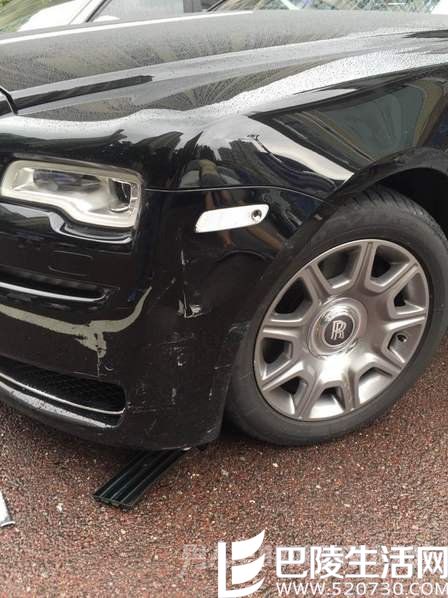 劳斯莱斯被撞