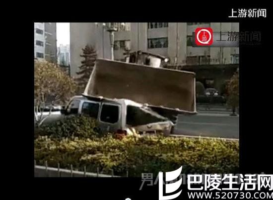 怒砸堵路面包车 怒砸堵路面包车