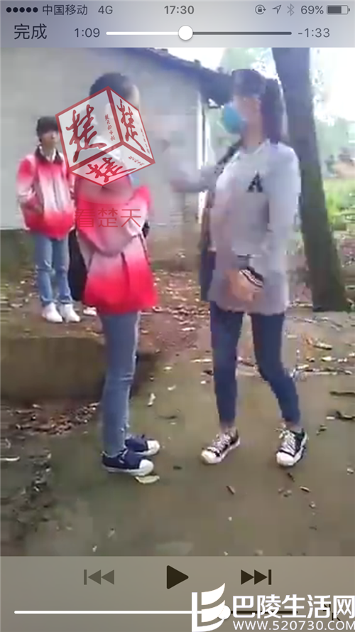 女生被多名同学群扇耳光