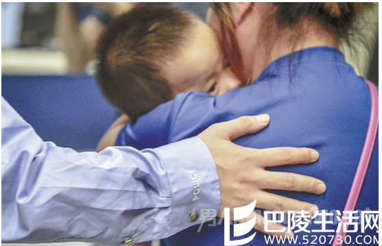 因为被“卖”的经历，孩子回家后十分依恋妈妈