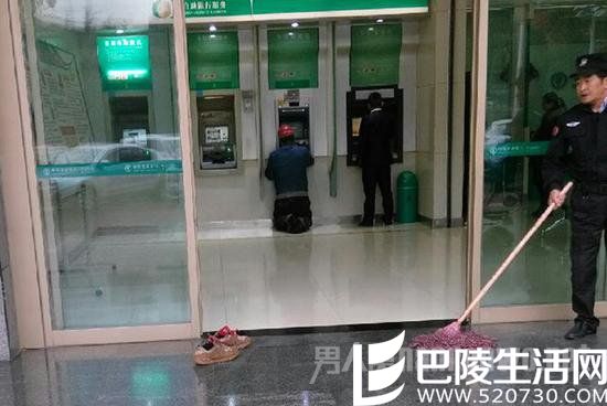 民工怕弄脏地板拖鞋跪地取款