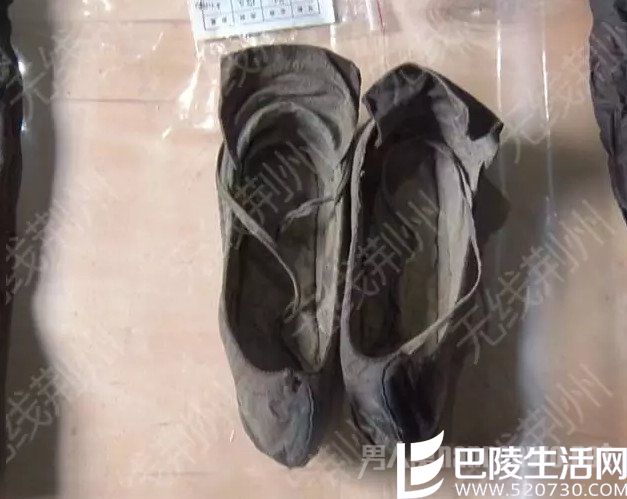 图为明代棺木内的鞋