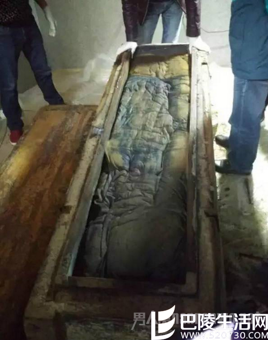 棉织品包裹的墓主人遗骸