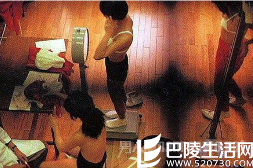 摄像头正对床铺拍到房客穿睡衣 