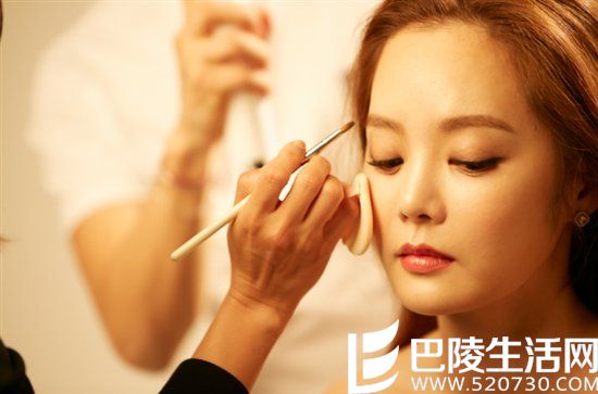 　　美丽背后，是感冒发烧还在坚持拍摄的敬业