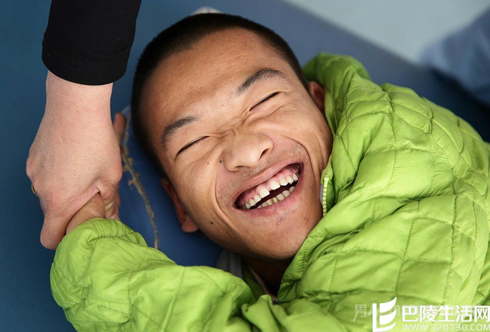  脑瘫小伙笑容满面