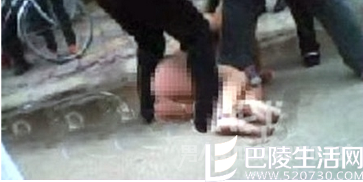 穿着内裤跑到马路上