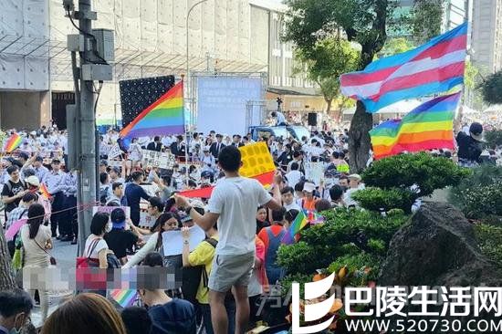 支持者与反对者对峙