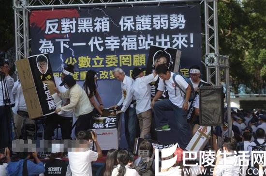 民众将写有支持同性婚姻合法化民进党“立委”名字的箱子打烂 民众将写有支持同性婚姻合法化民进党“立委”名字的箱子打烂