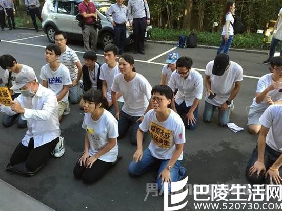 部分人跪在门外,祈求“立委”出来 部分人跪在门外,祈求“立委”出来