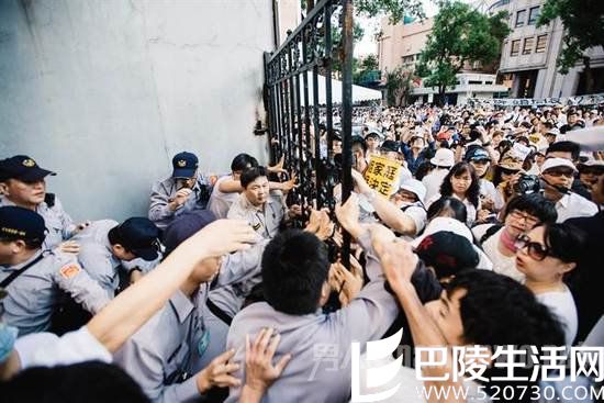 抗议民众冲进“立法院”外侧门,与警方发生冲突 抗议民众冲进“立法院”外侧门,与警方发生冲突