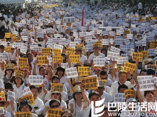 反对者同性婚姻者高举标语遮挡支持者的标语 反对者同性婚姻者高举标语遮挡支持者的标语