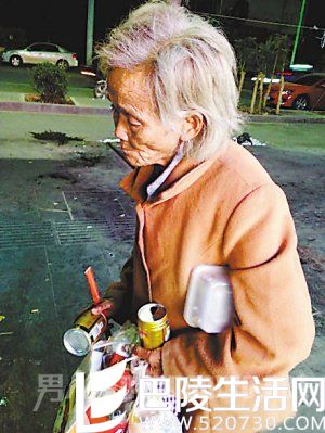 老太太捡破烂解闷