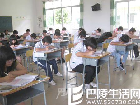 学生低头考试