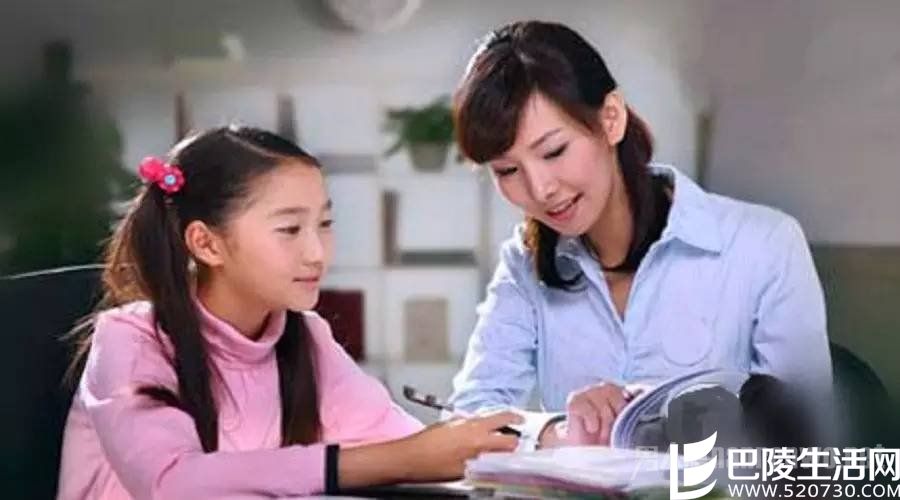 老师检查学生作业 老师检查学生作业