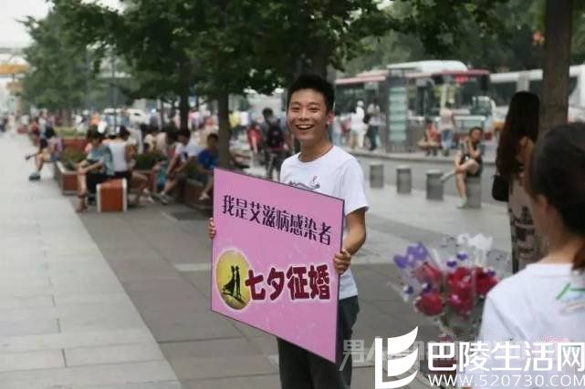 2013年8月，刘石在西单门口征婚。