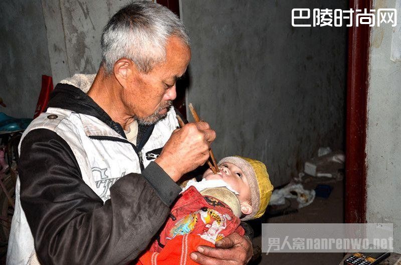老人喂孩子