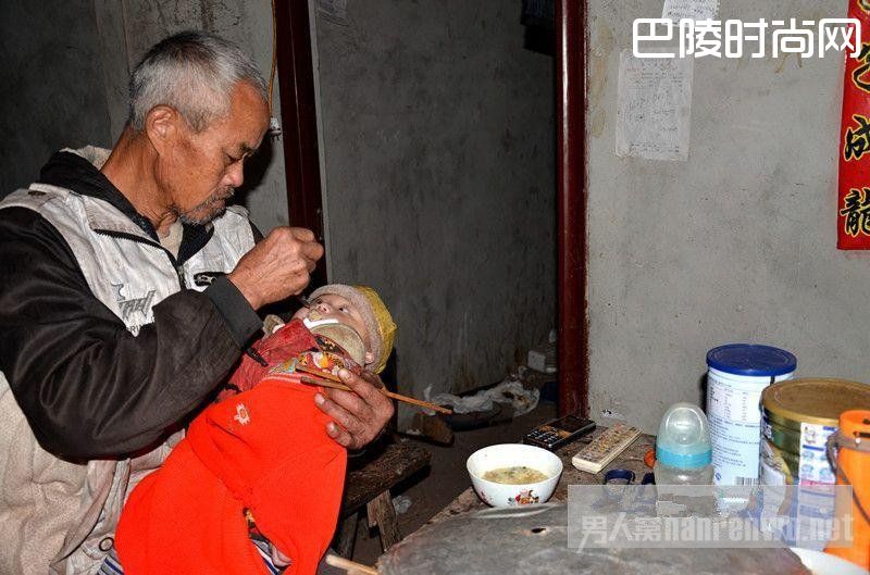 老人带孩子 老人带孩子