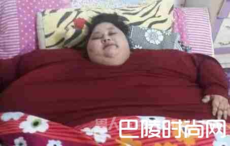 埃及女子体重达1200斤