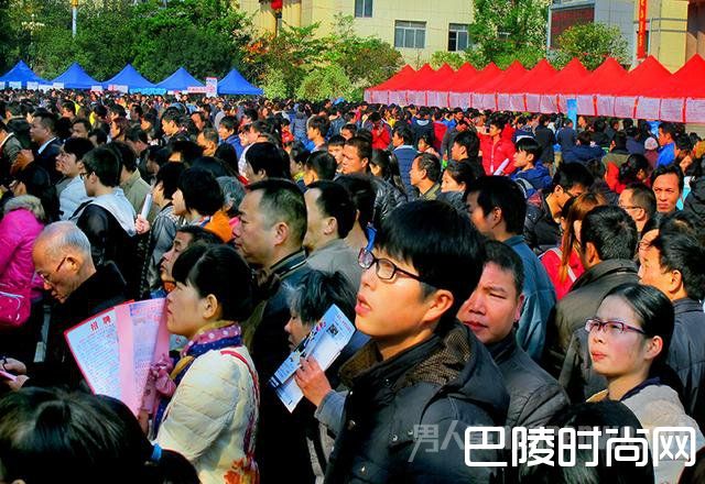 春运火车票排队画面