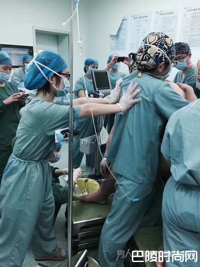 16名医务人员共同努力为“胖妈”接生
