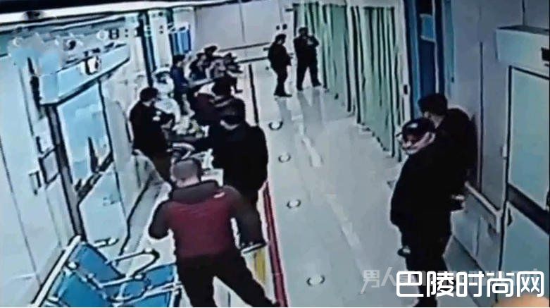 殡仪公司职员抢客