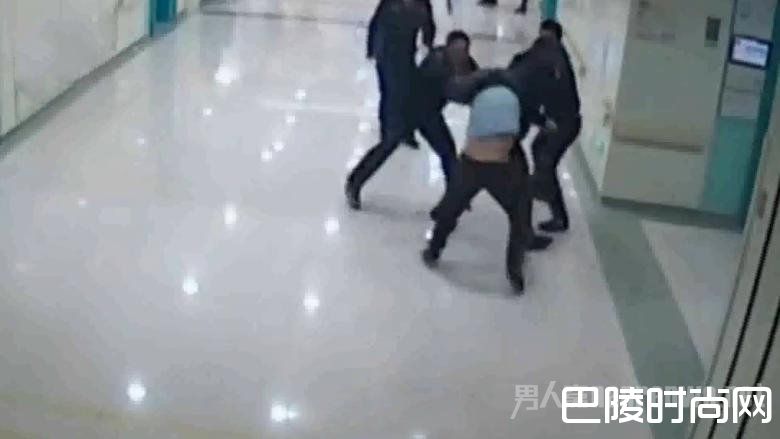 殡葬公司职员在医院抢客群殴