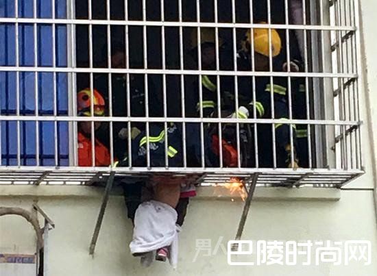 两岁女童被防盗网卡住,身体悬空。 两岁女童被防盗网卡住,身体悬空。