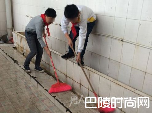 学生扫厕所
