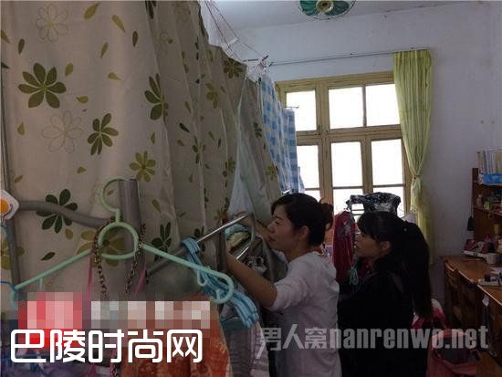 死者妈妈回看死者宿舍