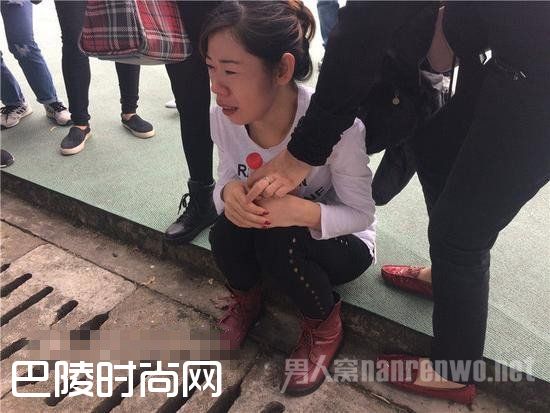 死者妈妈郑女士伤心坐在案发地旁