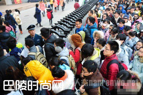 图为考生步入山东省烟台市福山区崇文中学考点