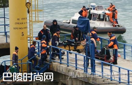 打捞飞机碎片和遇难者遗体