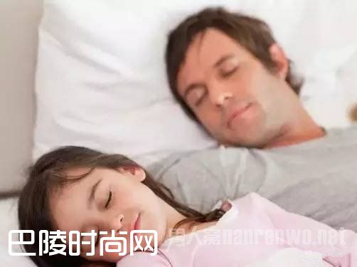 爸爸和女儿睡