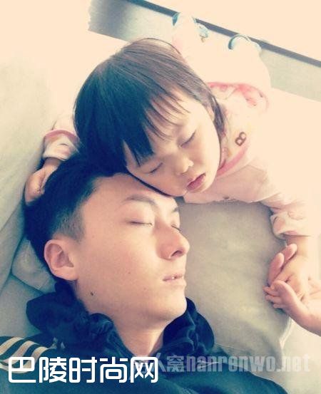 爸爸和4岁女儿睡遭来一顿骂