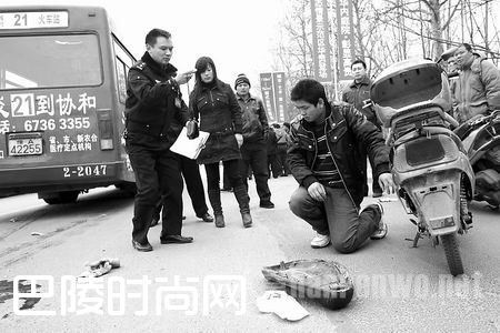 男童被公交碾死 男童被公交碾死