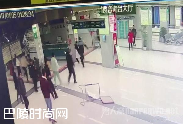 四川一女医生遭4男子追打 四川一女医生遭4男子追打