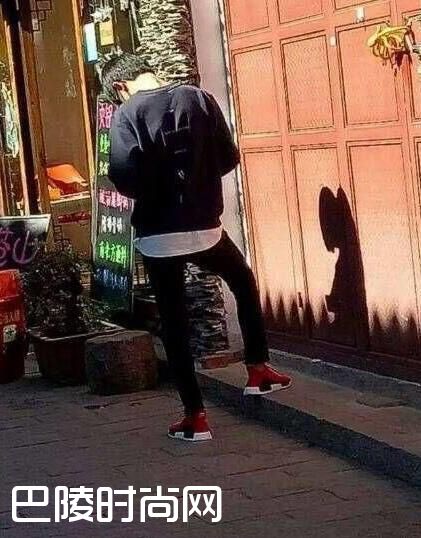 TFBOYS易烊千玺坐绿皮火车游云南 易烊千玺蹭WIFI好可爱（2）