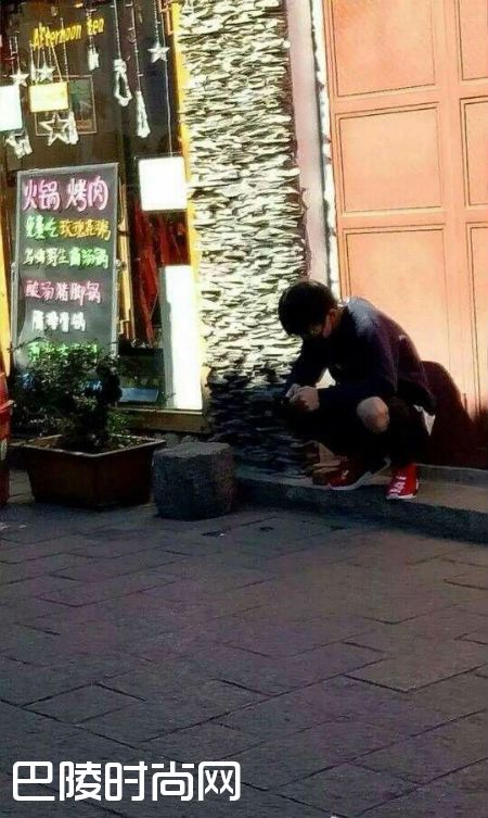 TFBOYS易烊千玺坐绿皮火车游云南 易烊千玺蹭WIFI好可爱（2）