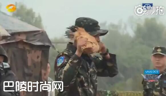 真正男子汉2刘队活鸡咬脖子吓懵新兵[视频] 网友惊呼贝尔附体