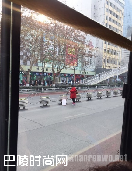 女子徒手拆掉隔离栏