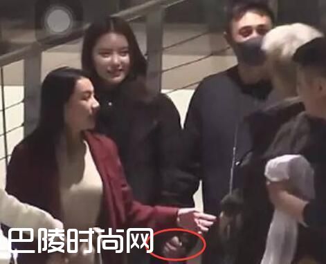 郑爽当街哭了胡彦斌ktv嗨玩 杜淳恋情疑似曝光牵手美女是谁(2)