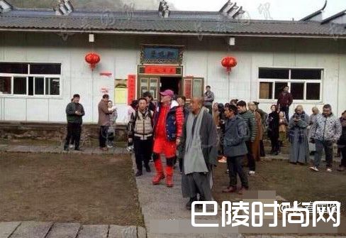 赵本山九华山祈福 本命年为什么要穿红色(2)