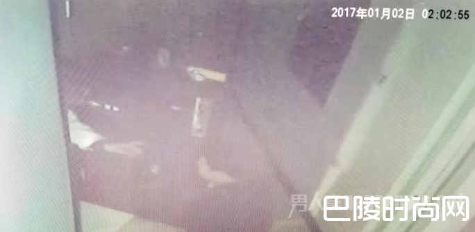 女方家监控所拍摄的画面,当事男方给女方母亲下跪 女方家监控所拍摄的画面,当事男方给女方母亲下跪