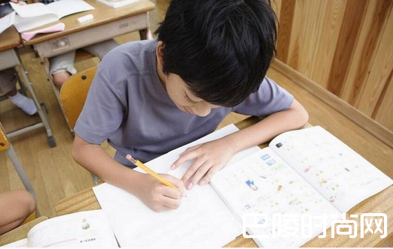 寒假将结束初中生恶补作业 寒假将结束初中生恶补作业