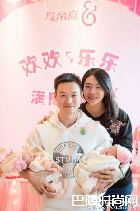 杨云双胞胎女儿满月 杨威有女万事足一家五口合影（2）