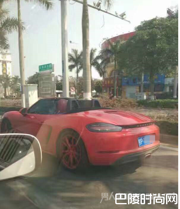 小伙情人节开保时捷带花约会 