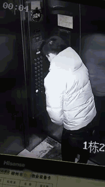 男子在电梯里撒尿被监控拍 男子在电梯里撒尿被监控拍