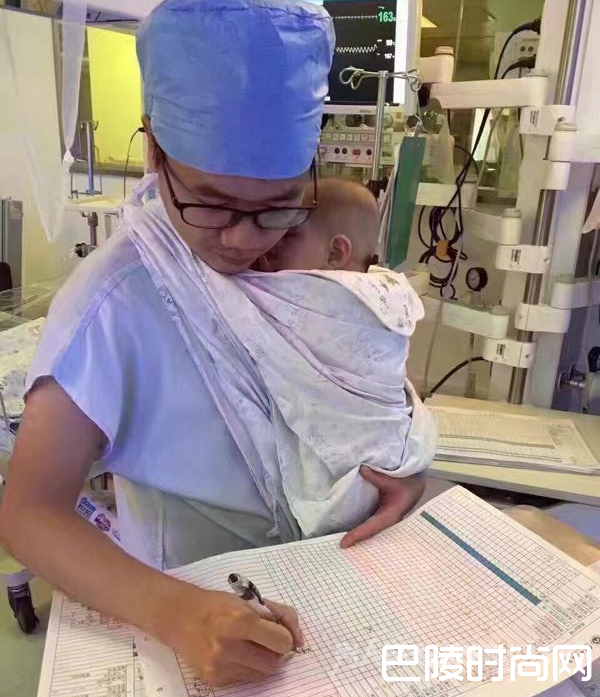 护士胸前床单兜婴儿